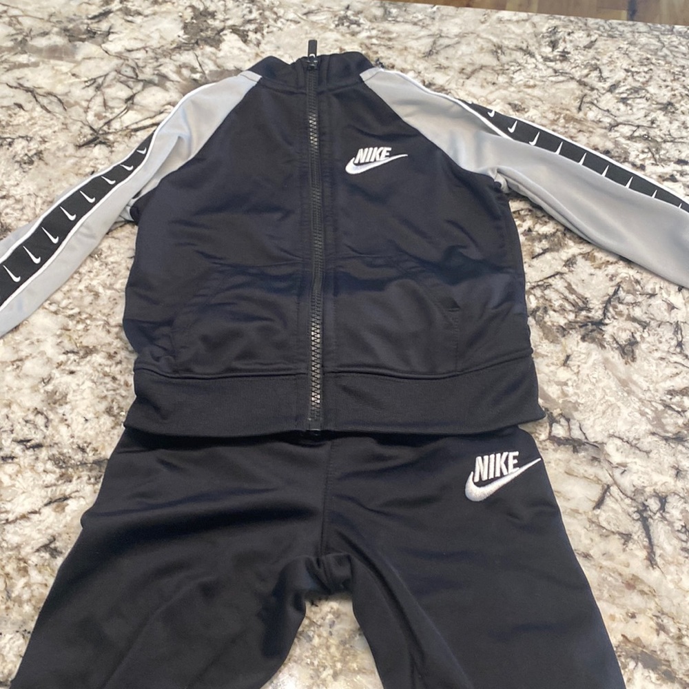 Nike toddler track suit 🔥 🔥🔥